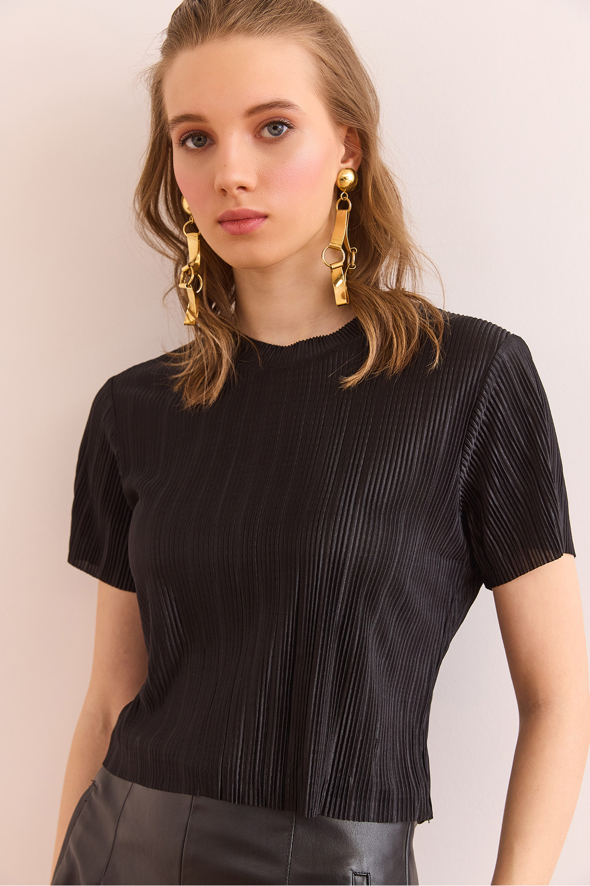 Olalook  Kadın Siyah Bisiklet Yaka Pilise Crop Bluz BLZ-19002901