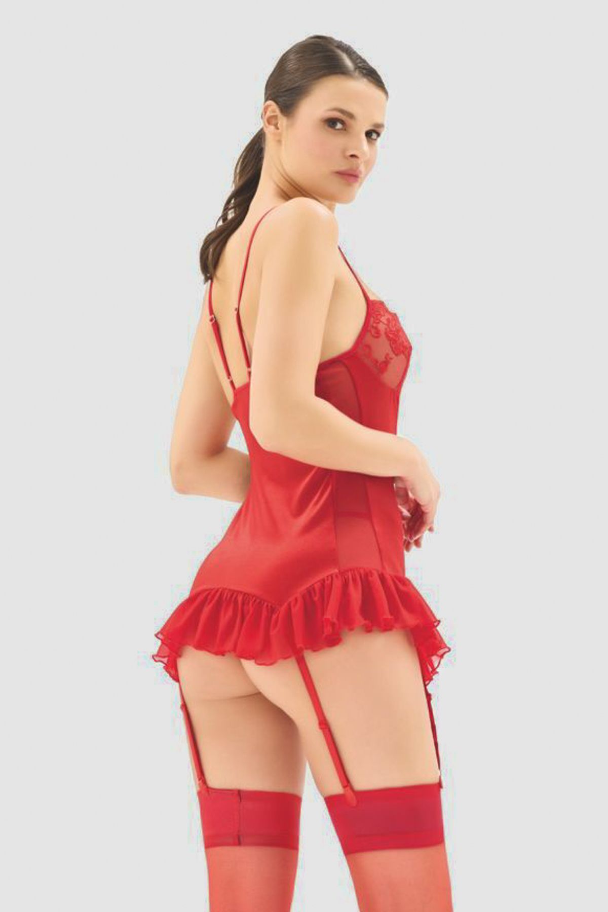 Trendyol Collection-Rotes 4er-Set aus Tüll und Spitze mit detailliertem Strick-Babydoll mit Strumpfband, Strümpfen und Höschen THMSS25LL00004 2