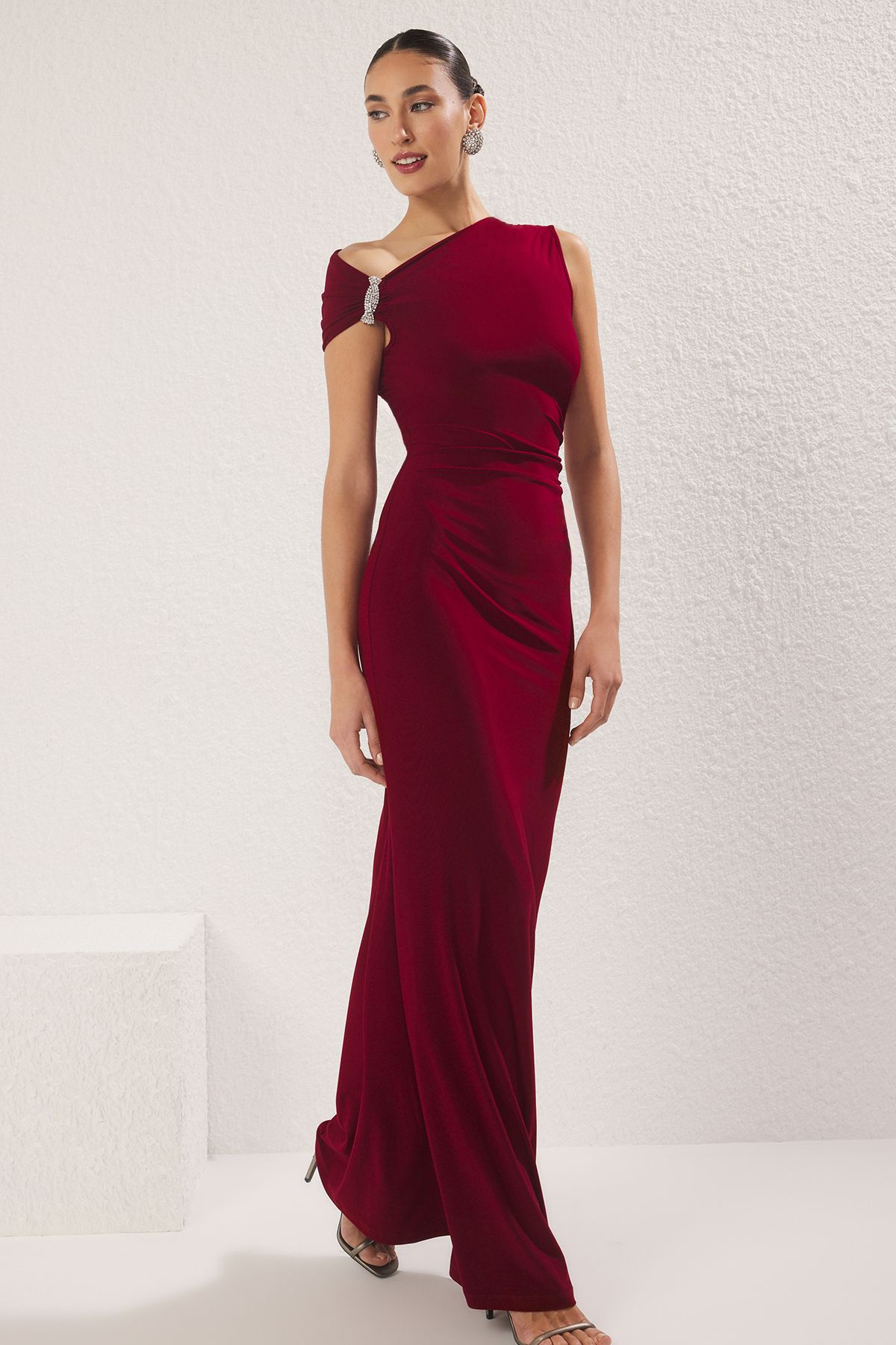 Trendyol Collection-Burgunderrotes, am Körper sitzendes, gewebtes Abendkleid mit Steinaccessoires 2