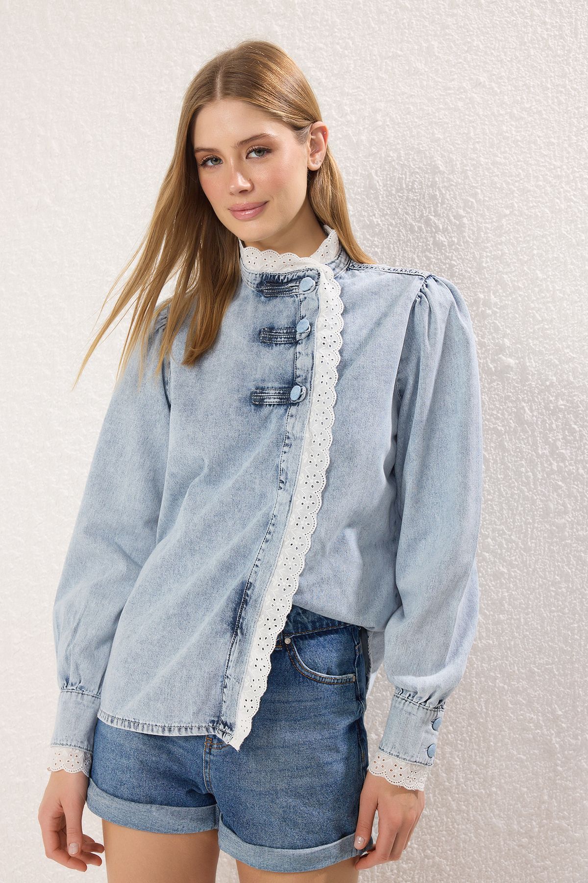 Trendyol Collection Blaues Denim-hemd Mit Stehkragen Und Spitzendetail für Damen - XS