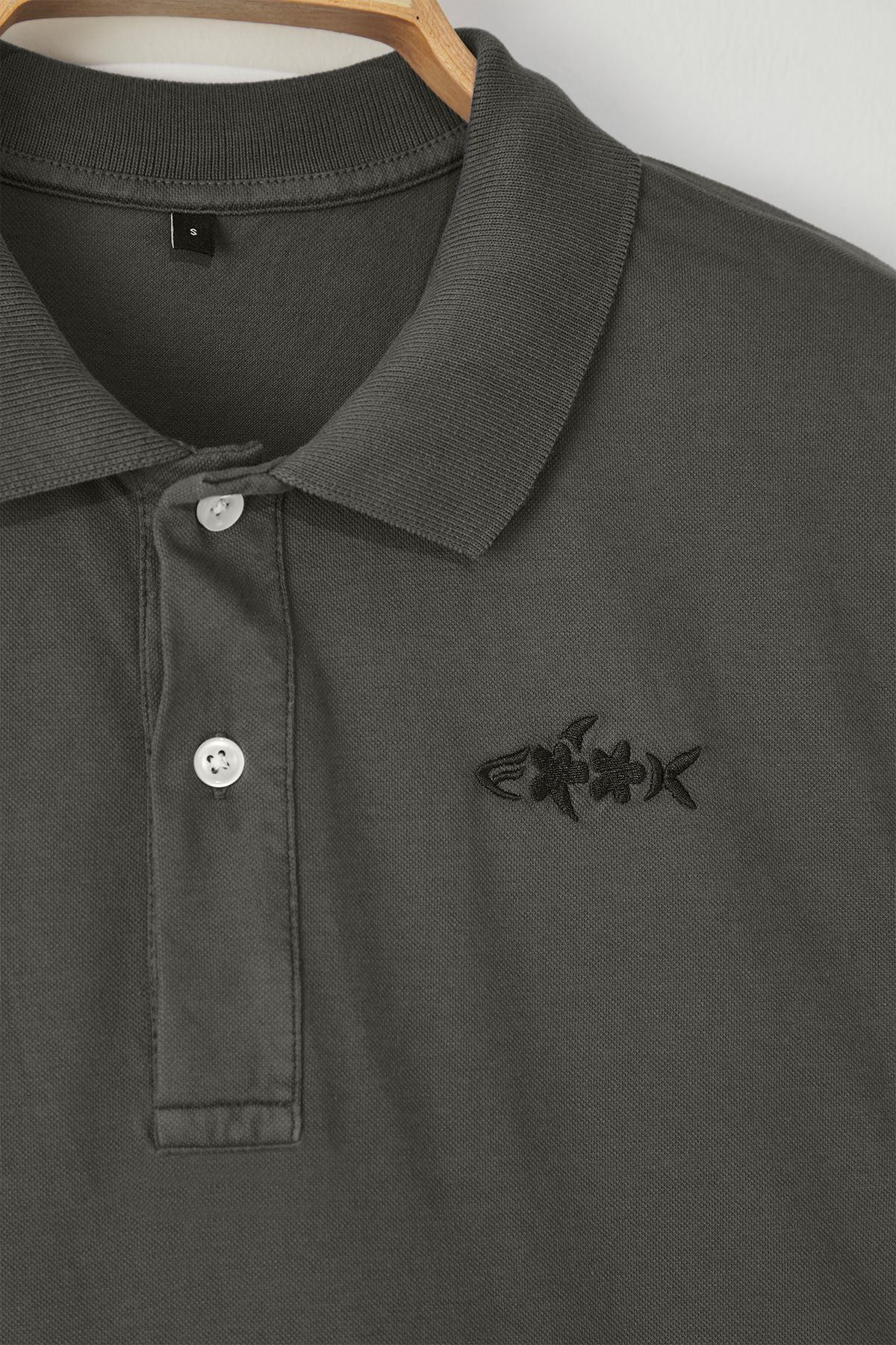 Trendyol Collection-Geräuchertes, reguläres, besticktes T-Shirt mit Polokragen TMNSS25PO00046 6