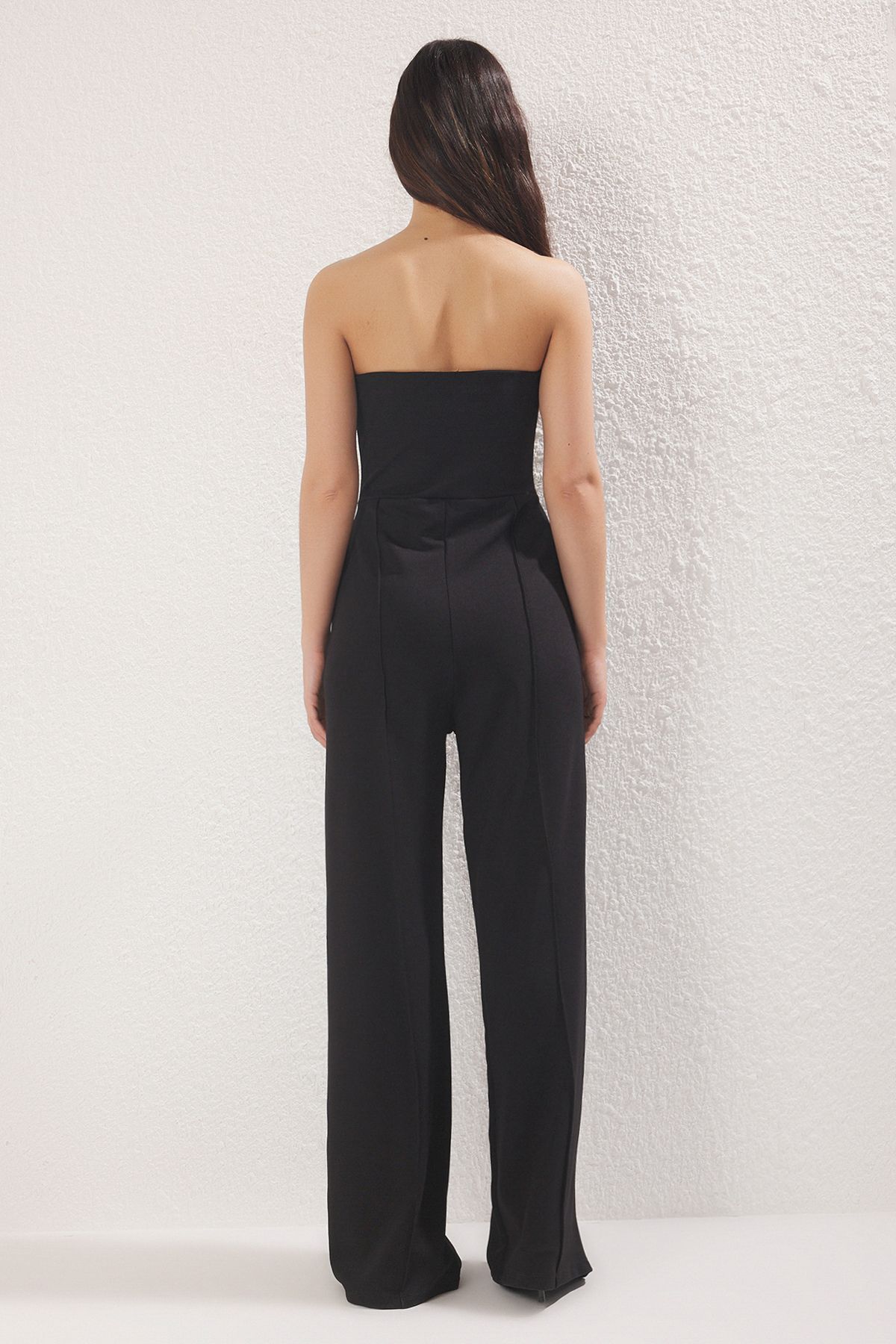 Trendyol Collection-Schwarzer, entspannter, trägerloser schwarzer Overall aus Crêpe mit Taschendetail TWOSS25TU00051 4