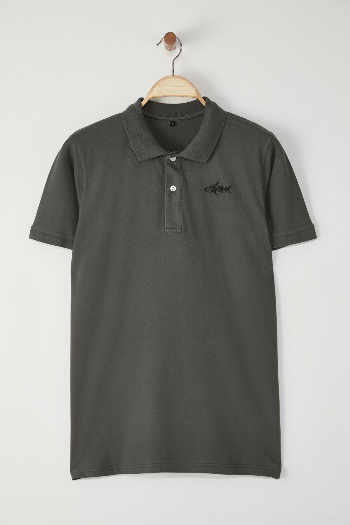 Trendyol Collection-Geräuchertes, reguläres, besticktes T-Shirt mit Polokragen TMNSS25PO00046 5
