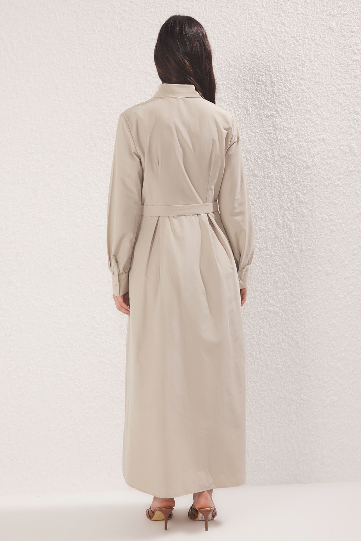 Trendyol Modest-Beigefarbenes gewebtes Kleid mit Hemdkragen und Stoffgürtel TCTSS25EB00006 4