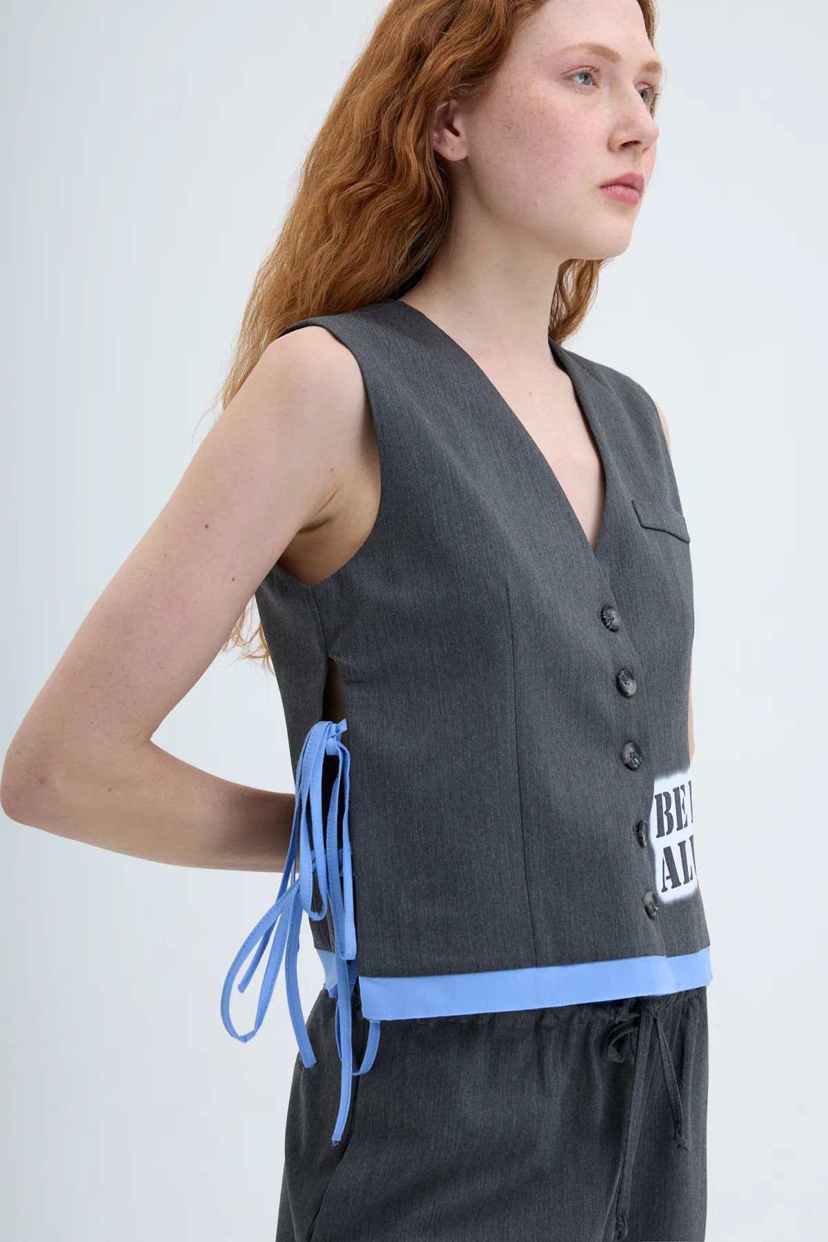 Quzu-Anthracite Colored Text Printed Bow Vest 3