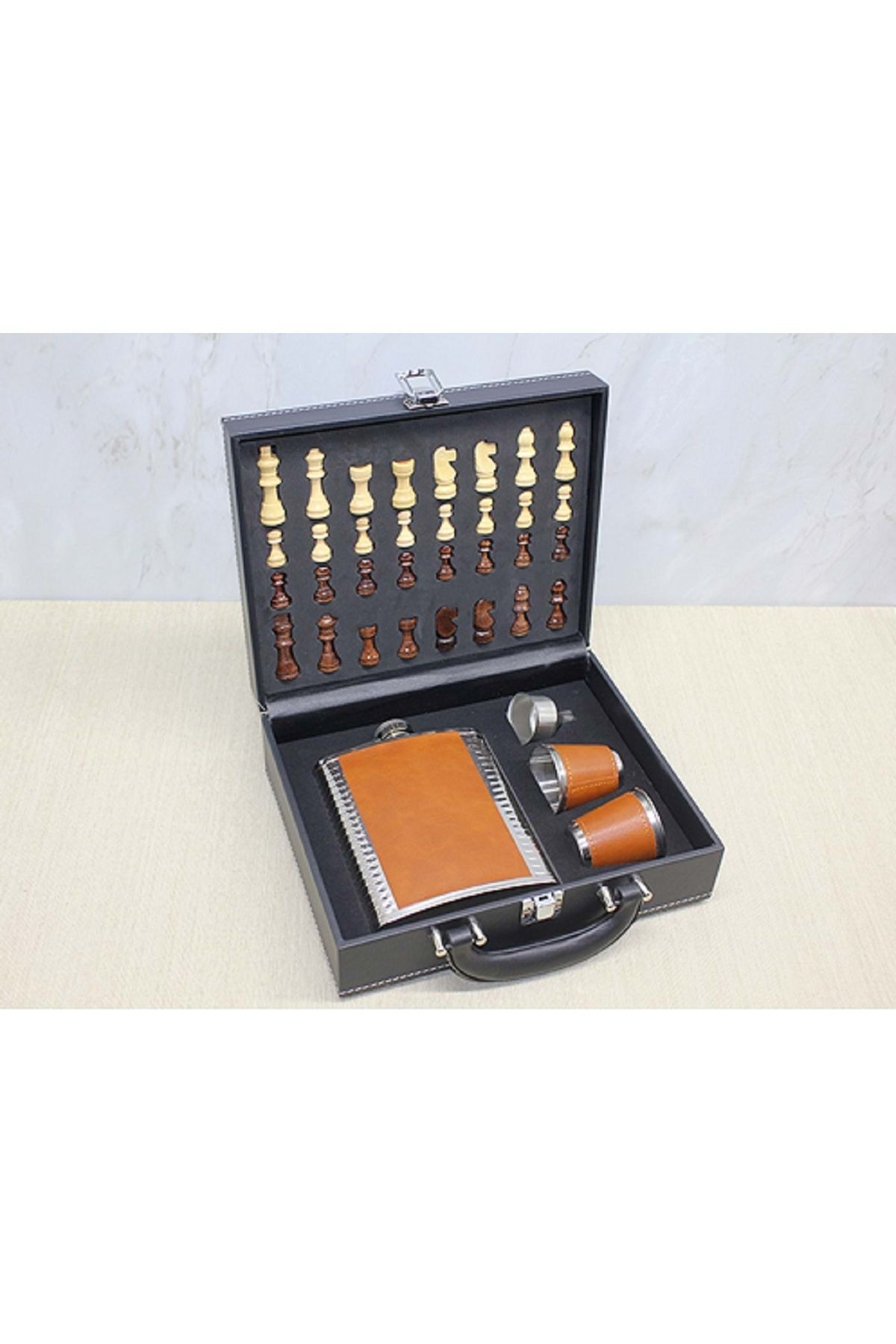 hediyeconcepti-Chess Flask Set with Leather Box 1
