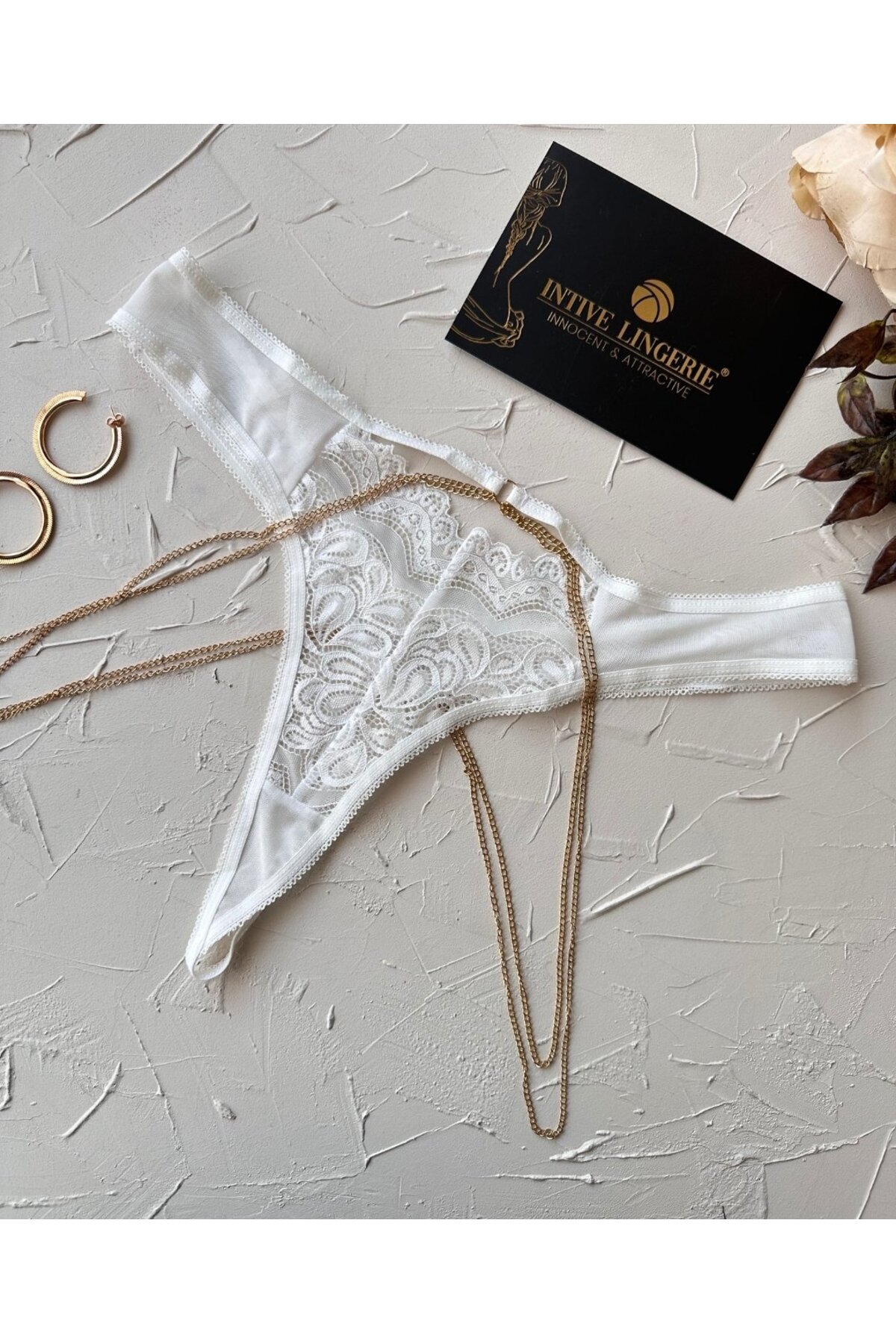 İntive Lingerie-Tanga albă cu design transparent cu dantelă Passione, cu detaliu de lanț auriu pe laterale 5