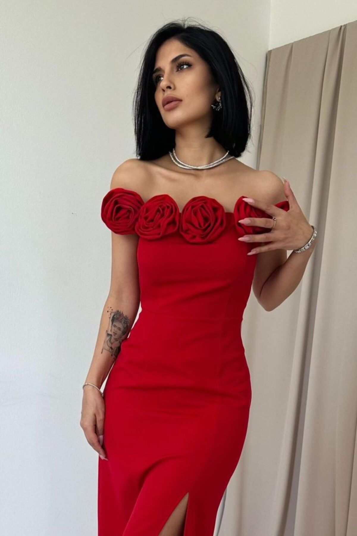 munn collection Kırmızı Madonna Yaka Güllü Elbise