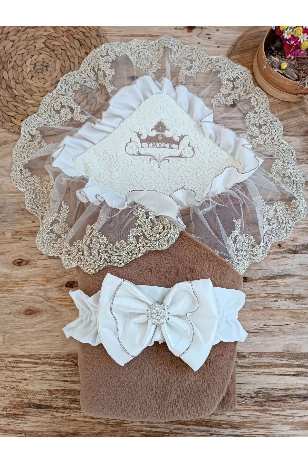 karadağsb Yenidoğan Wool Yün Kumaş Nakışlı Güpür Duvaklı Fiyonk Prizma Taş Unisex Kundak Bebek Battaniyesi