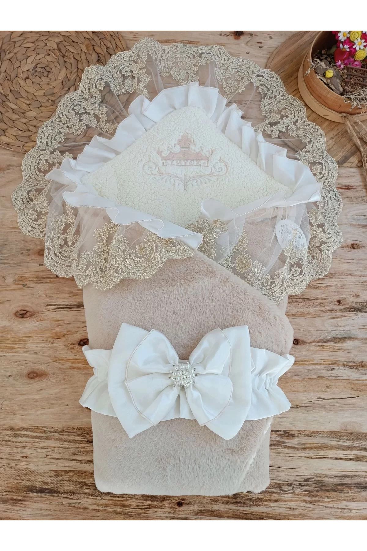 karadağsb Yenidoğan Wool Yün Kumaş Taç Nakışlı Güpür Duvaklı Fiyonk Prizma Taş Unisex Kundak Bebek Battaniyes