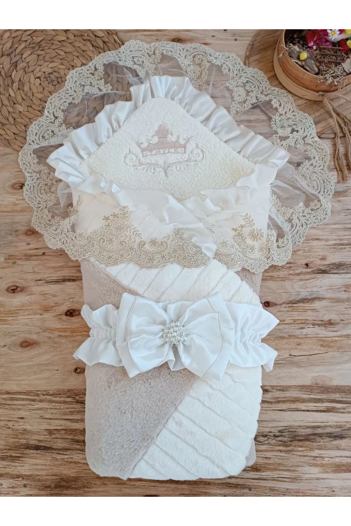 karadağsb Yenidoğan Wool Yün Kumaş Taç Nakışlı Güpür Duvaklı Fiyonk Prizma Taş Unisex Kundak Bebek Battaniyes