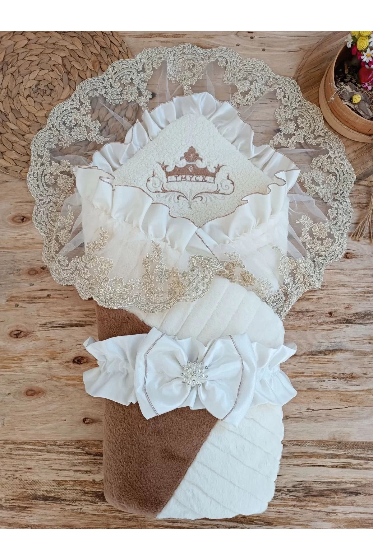 karadağsb Yenidoğan Wool Yün Kumaş Taç Nakışlı Güpür Duvaklı Fiyonk Prizma Taş Unisex Kundak Bebek Battaniyes