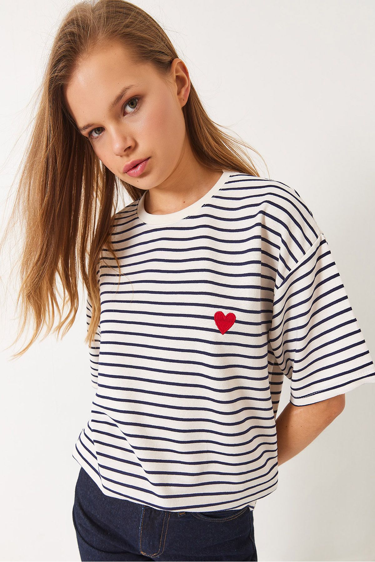 Bianco Lucci Damen-T-Shirt mit Rundhalsausschnitt und Herz-Stickerei, gestreift, Oversize-T-Shirt 3024 60283075