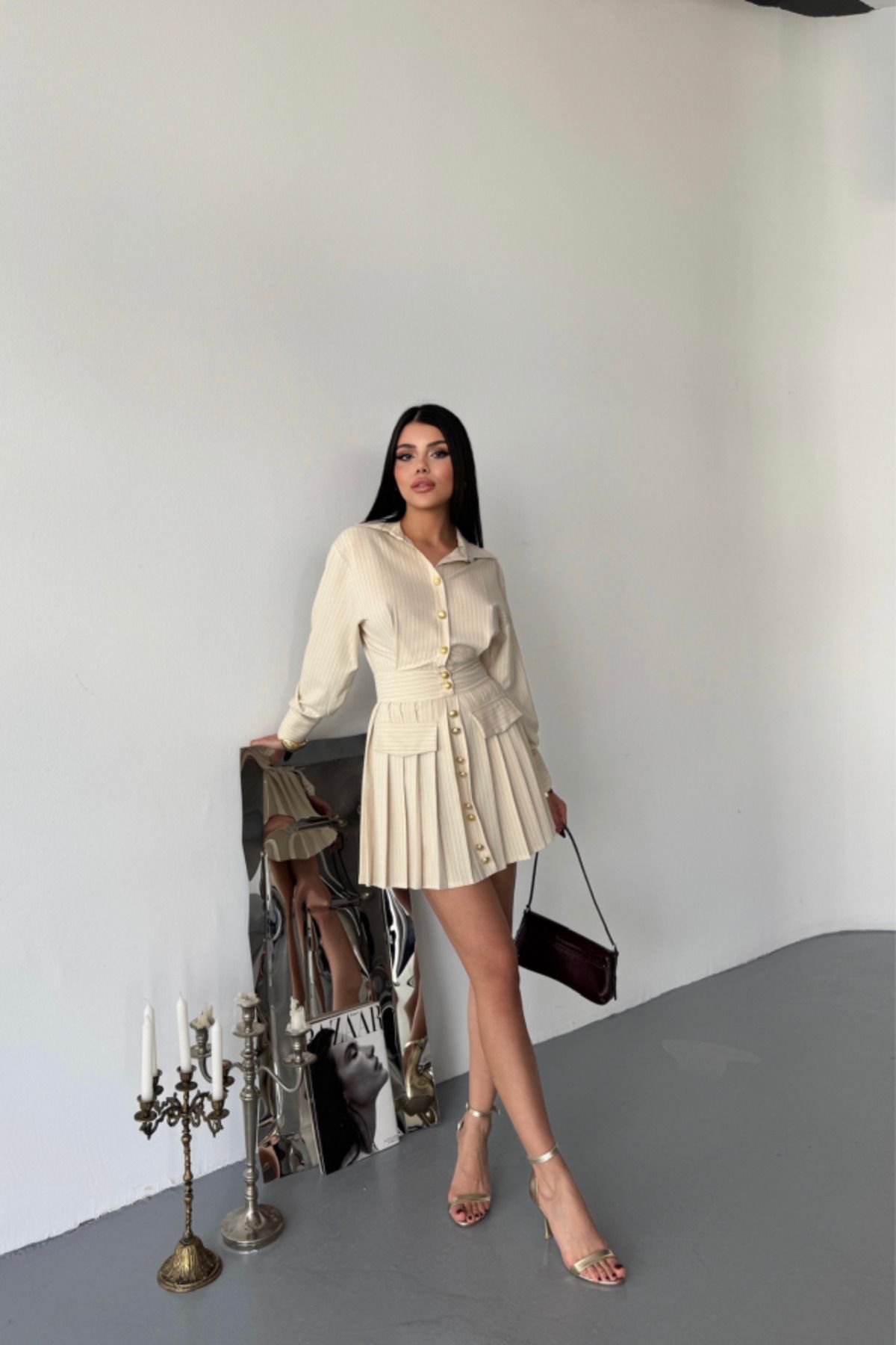 novafems ÖNDEN GOLD DÜĞMELİ PİLELİ KISA ELBİSE - Bej