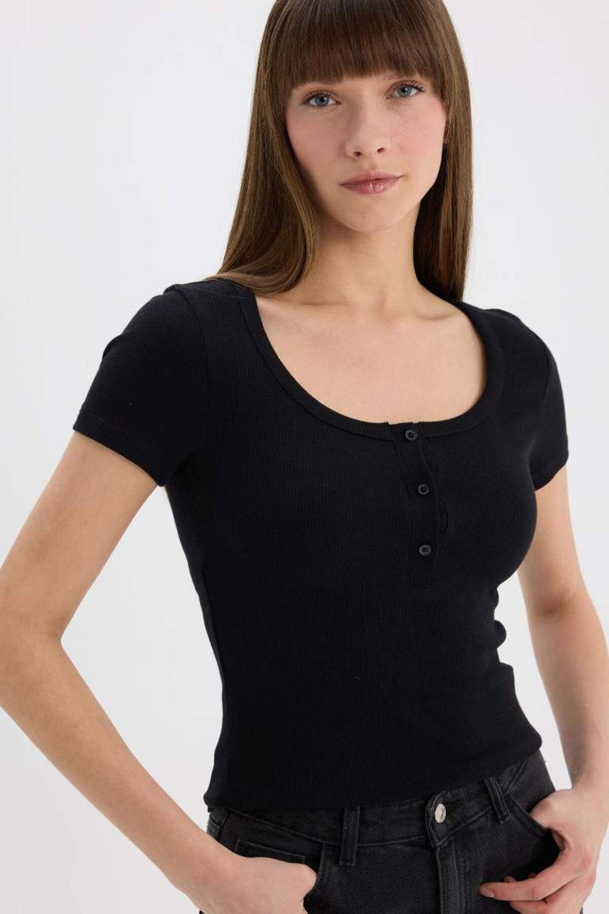 DeFacto Yeni Sezon Slim Fit Dar Kesim Yuvarlak Yaka Basic Düz Fitilli Kaşkorse Kısa Kollu Tişört