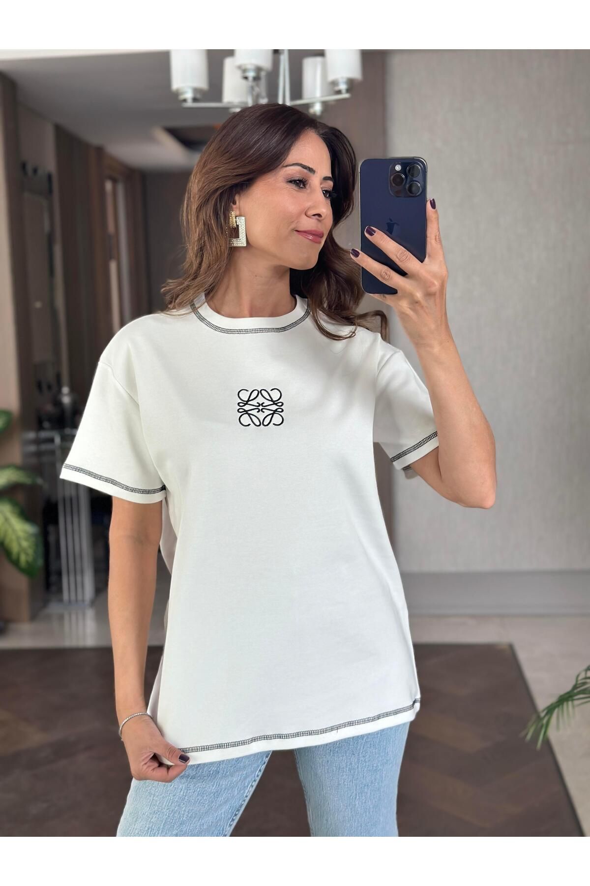 Forlady Butik Beyaz Marka Nakış Detay Bisiklet Yaka Kadın T-Shirt