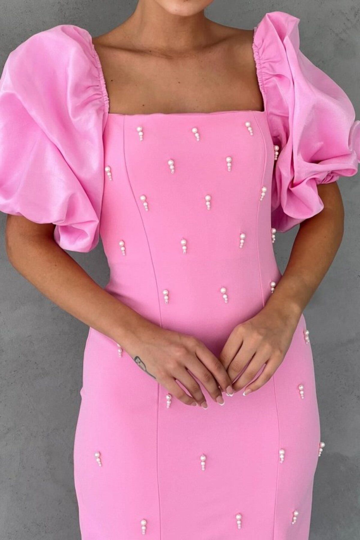 Kıvanç Moda Pembe İşlemeli Kolu Garnili Elbise