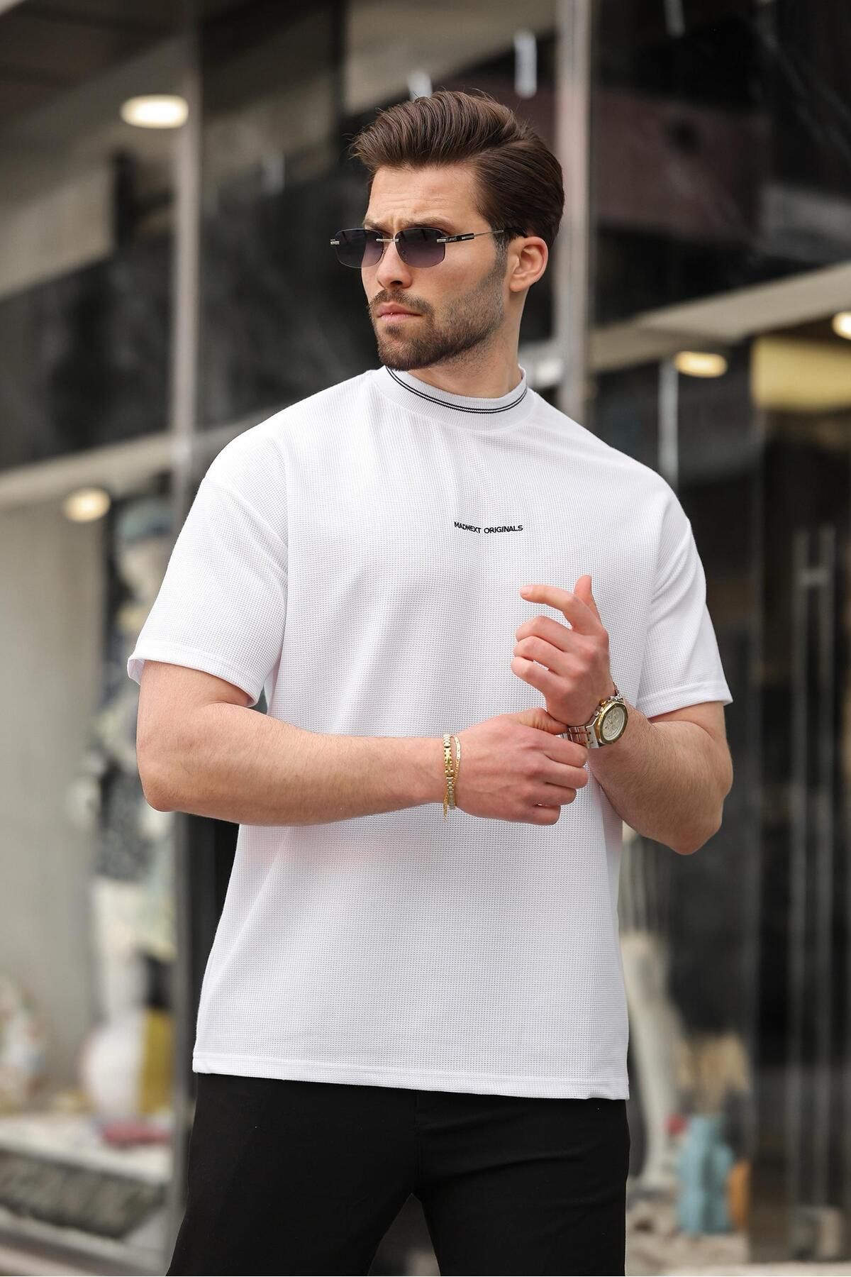 Madmext-Tricou de bază pentru bărbați cu detaliu de broderie albă E7106 3