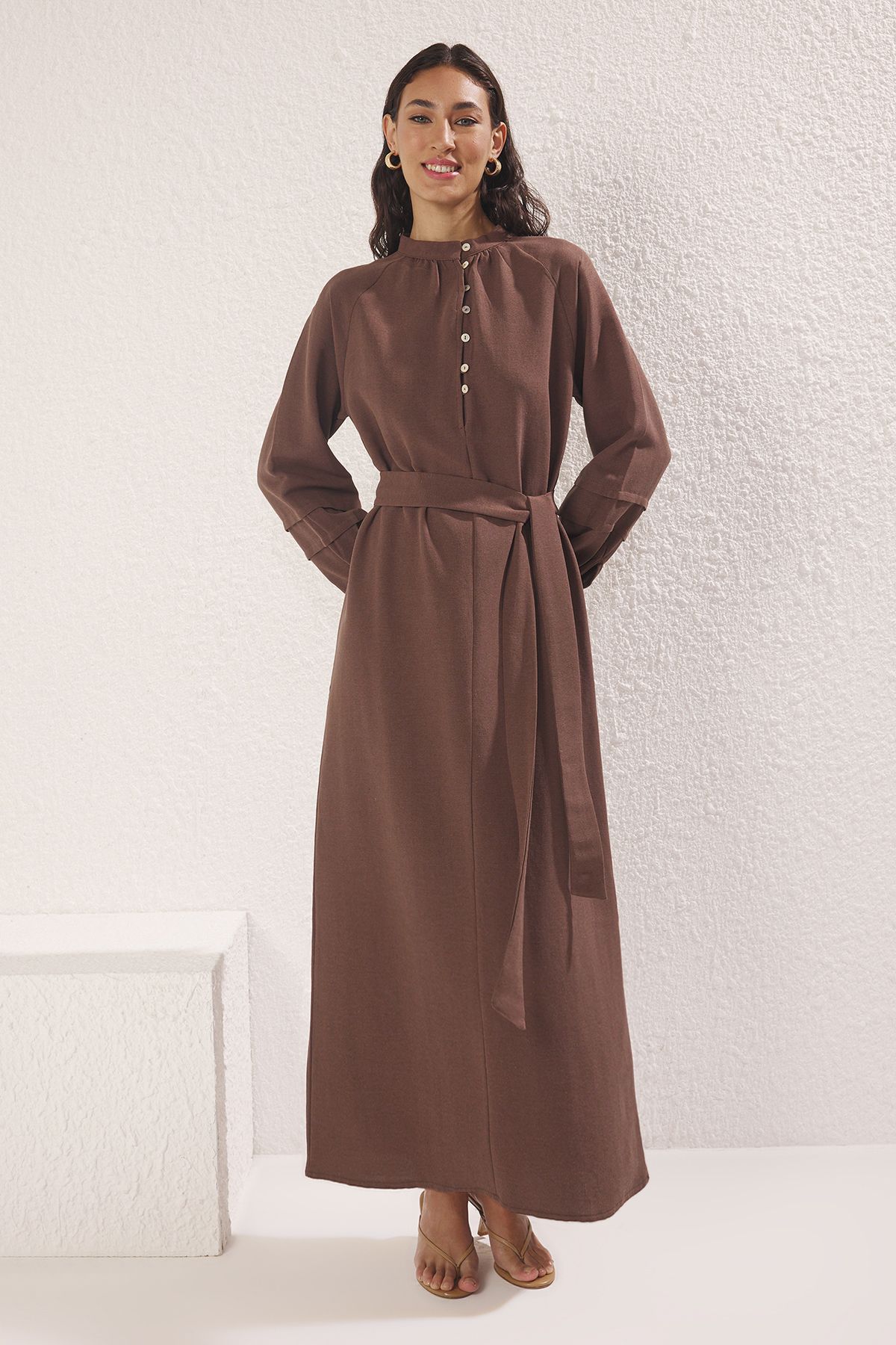 Trendyol Modest Brązowa sukienka z mieszanki lnu tkana TCTSS25EB00117