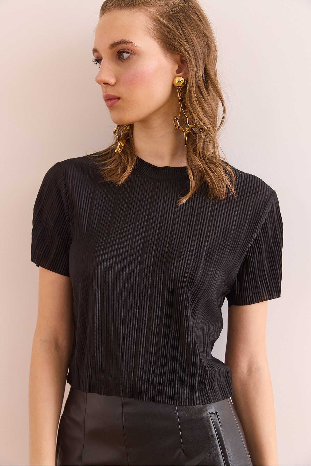 Olalook  Kadın Siyah Bisiklet Yaka Pilise Crop Bluz BLZ-19002901 - Görsel 3