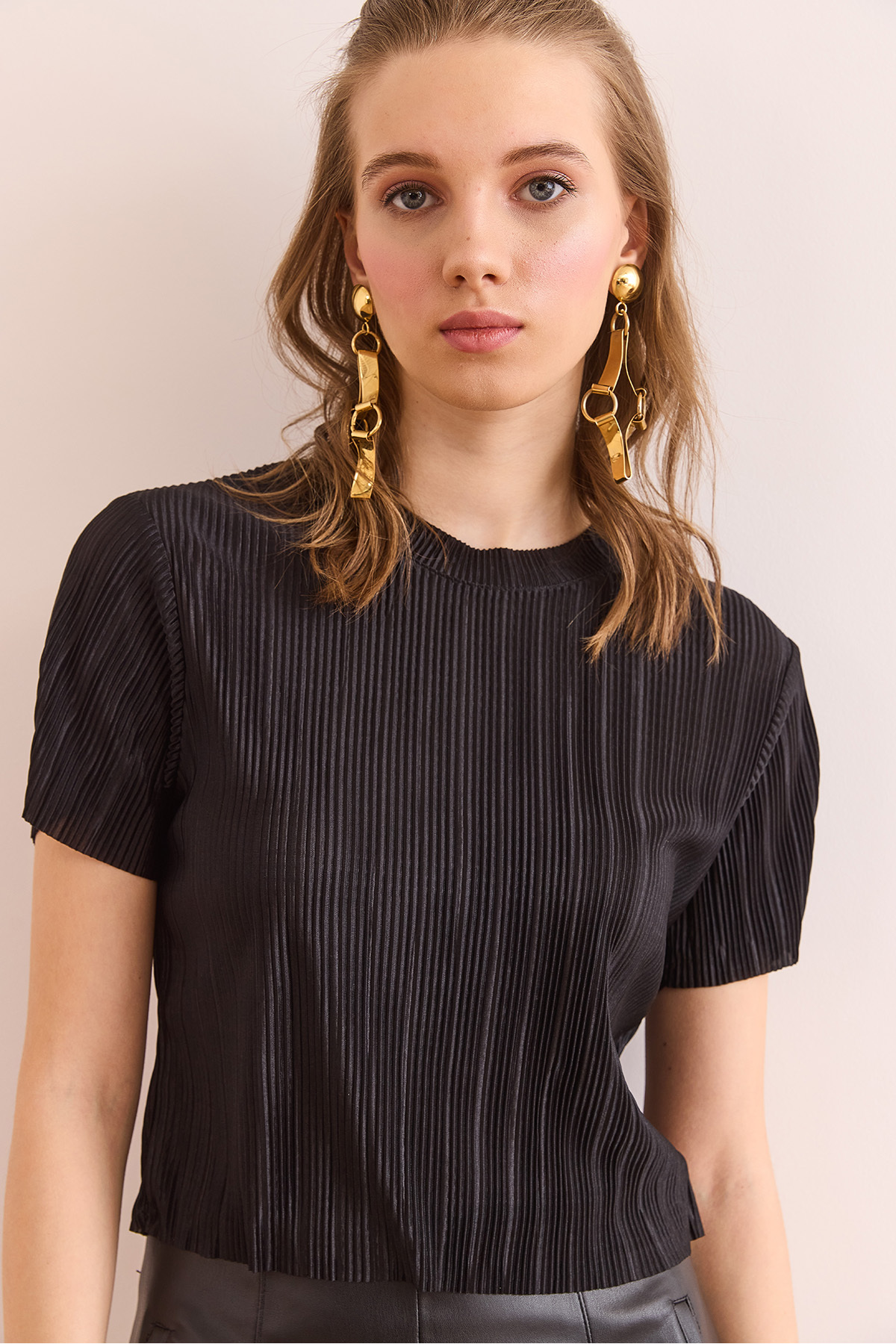 Olalook  Kadın Siyah Bisiklet Yaka Pilise Crop Bluz BLZ-19002901 - Görsel 4