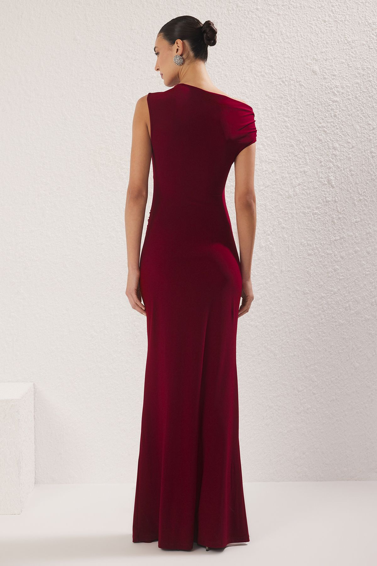 Trendyol Collection-Burgunderrotes, am Körper sitzendes, gewebtes Abendkleid mit Steinaccessoires 4