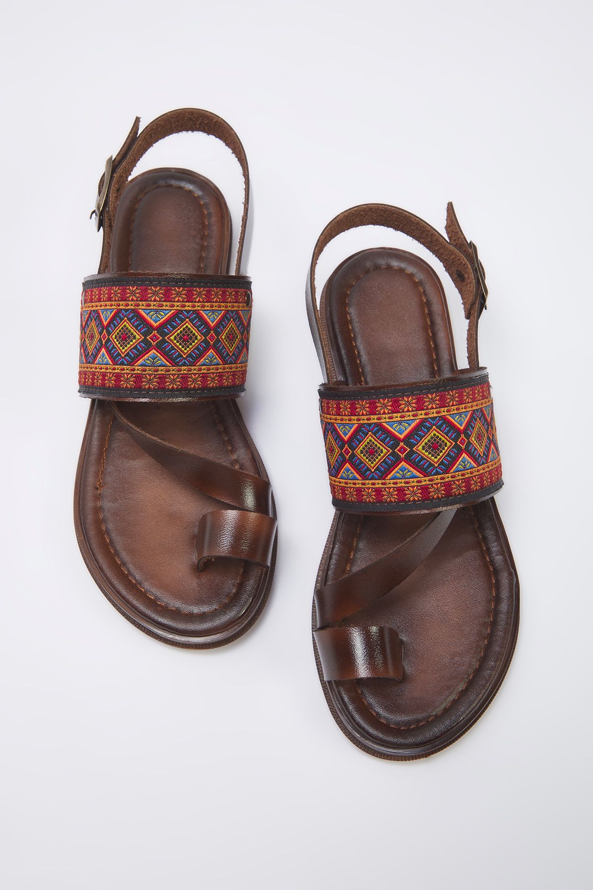 TRENDYOL SHOES Hnědé dámské ploché sandály s etnickým vzorem Takss25Sd00049