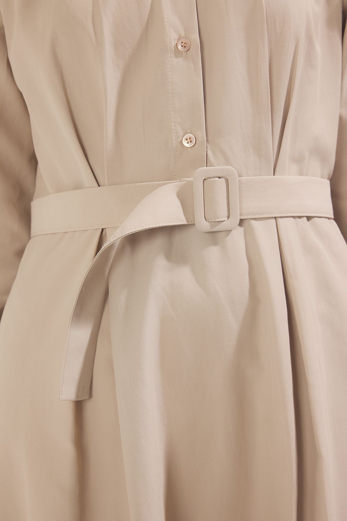 Trendyol Modest-Beigefarbenes gewebtes Kleid mit Hemdkragen und Stoffgürtel TCTSS25EB00006 3