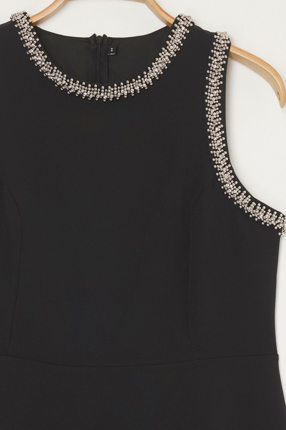 Trendyol Curve-Schwarzes, ärmelloses, gewebtes Abendkleid in Midi-Länge in A-Linie mit Steinen/TBBSS25AH00053 6