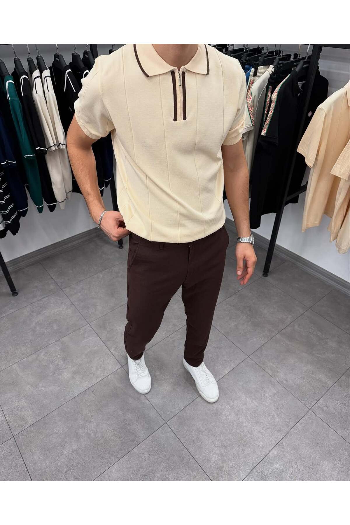 POLO COLLAR T-SHIRT.