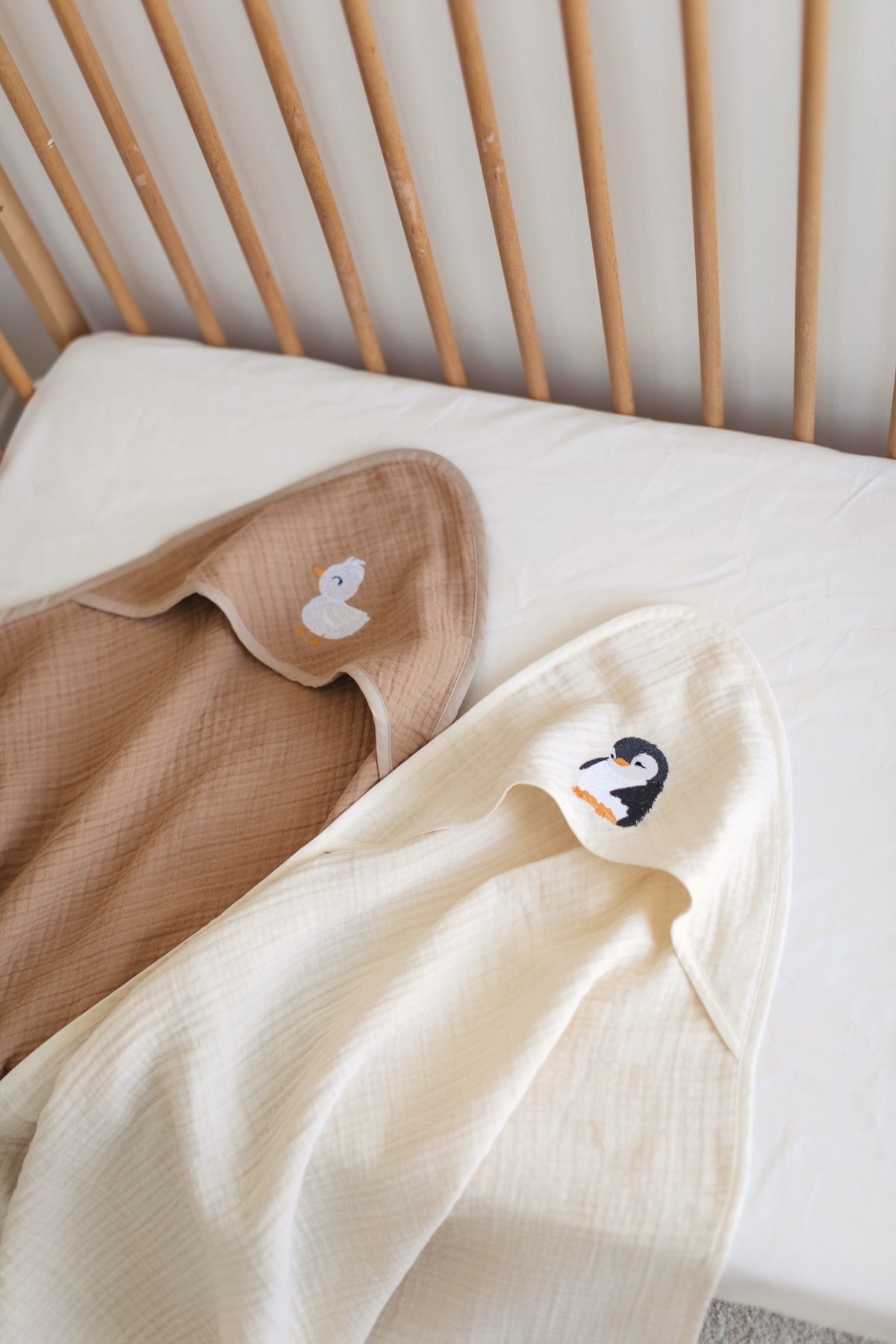 Bedeca %100 Organik Pamuk 4 Katlı Müslin Kundak – Penguen Nakışlı Bebek Çocuk 90x90cm Müslin Bornoz Havlu fotoğrafı 6 (önizleme)