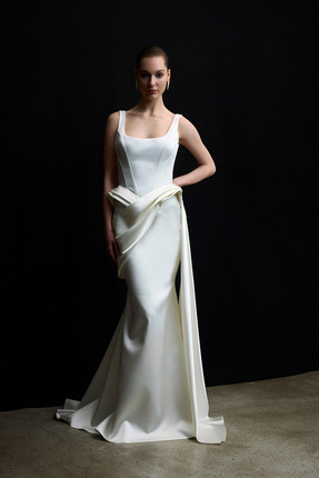 cercis Kare Yaka ve Drapeli Bel Detaylı Balık Abiye Elbise