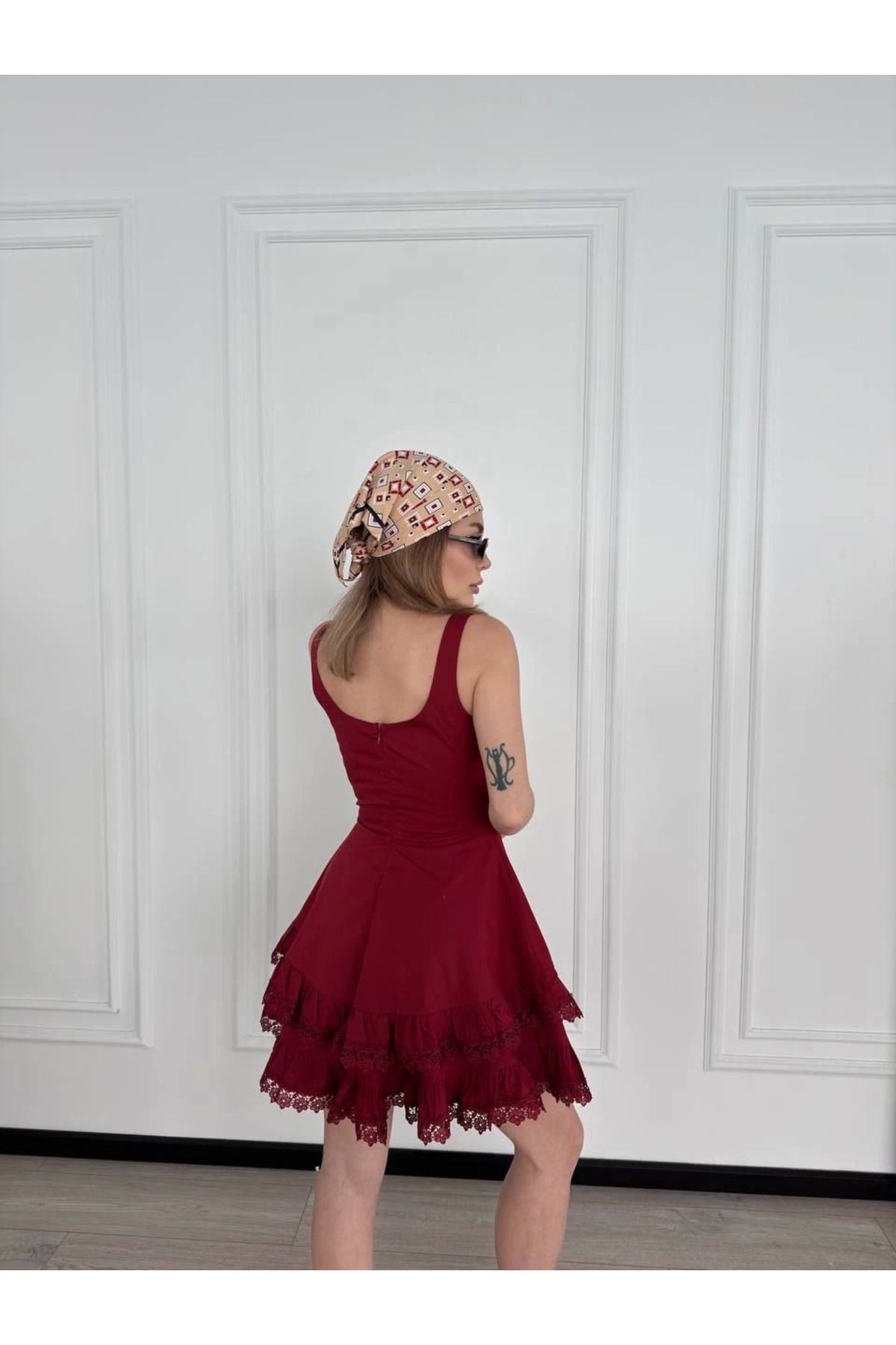 Kadınle Fırfırlı Askılı Mini Elbise - Bordo