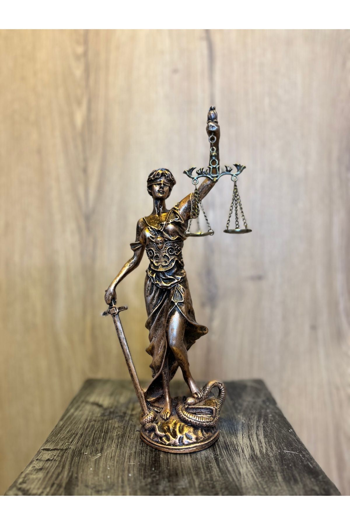 SerenityHaven Themis Adalet Tanrıçası Heykel Biblo 30cm