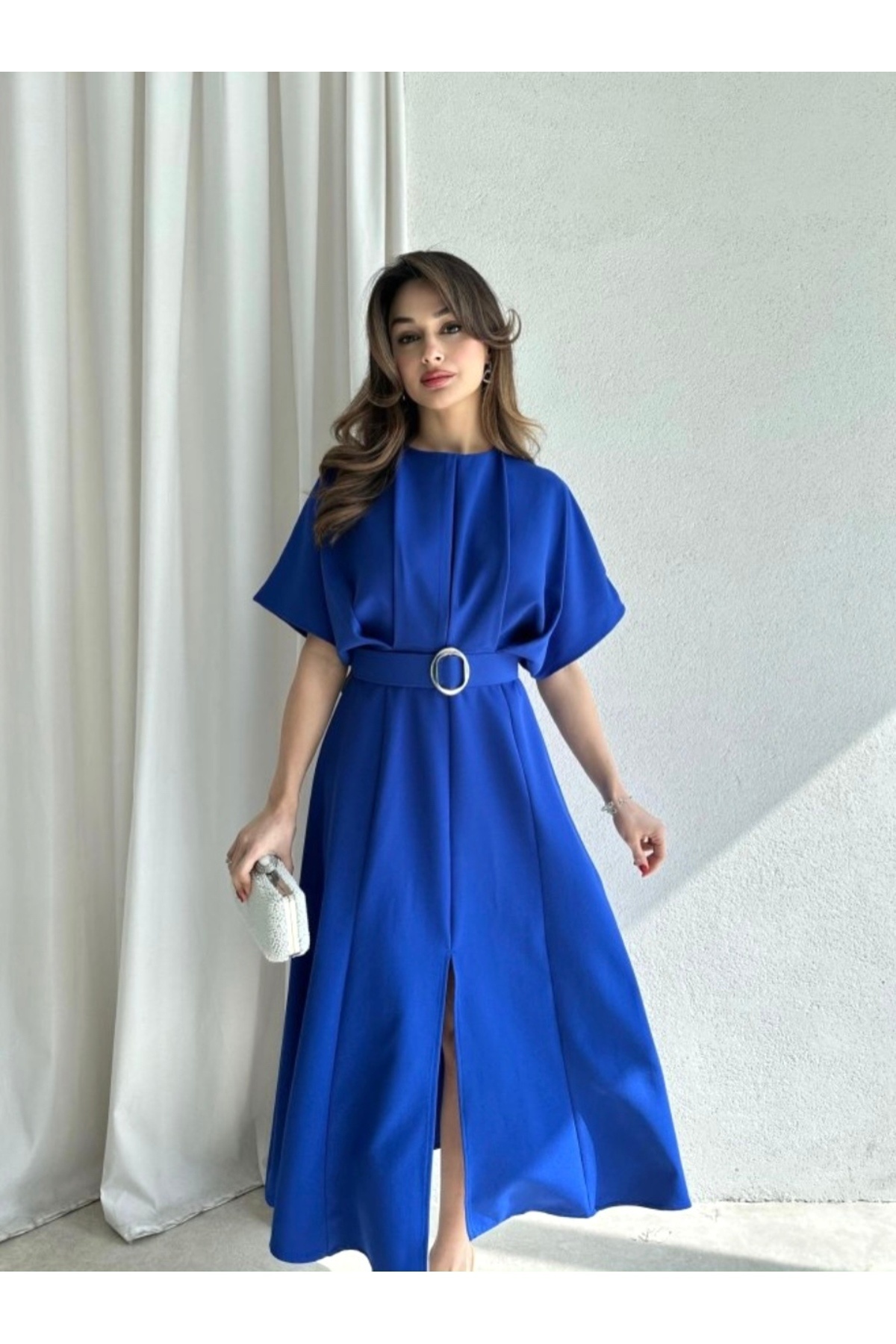Afiş Butik Saks – Blaues, plissiertes Midikleid mit Gürteldetail, Schlitz