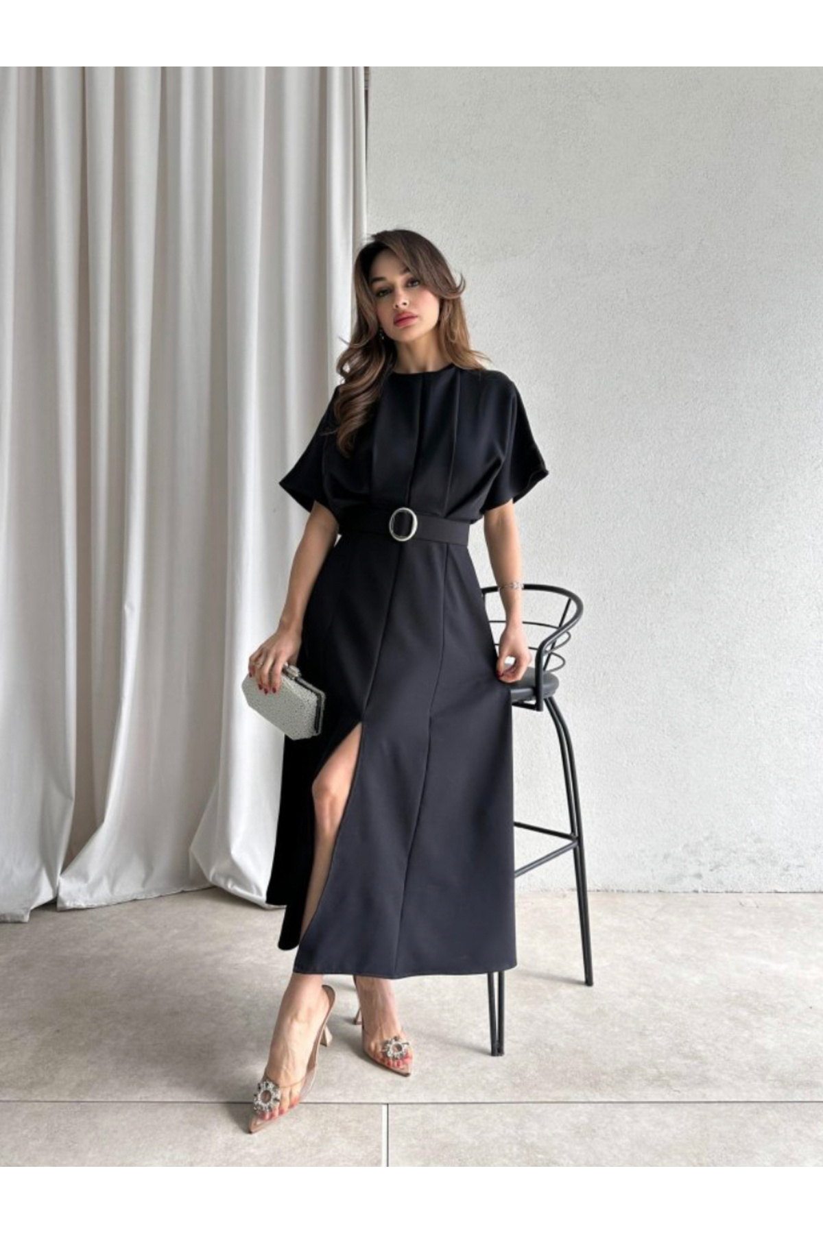 Afiş Butik  Siyah Kemer Detaylı Yuvarlak Yaka Piliseli Midi Elbise - Görsel 3