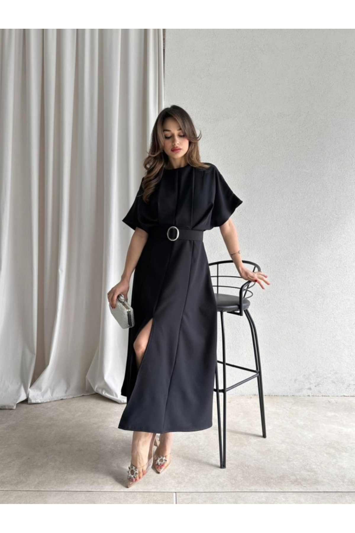 Afiş Butik  Siyah Kemer Detaylı Yuvarlak Yaka Piliseli Midi Elbise - Görsel 4