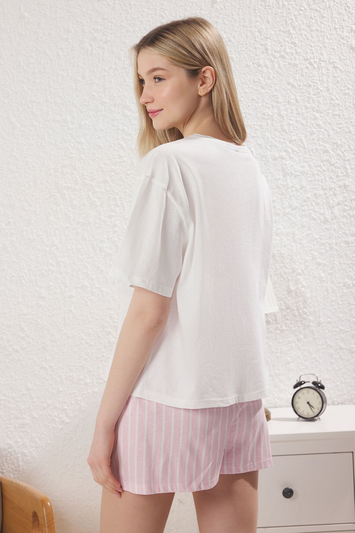 Trendyol Collection-Neuer minimalistischer Damen-Pyjama-Set mit gestreiften, bedruckten Shorts, gestrickt THMSS25PT00353 7