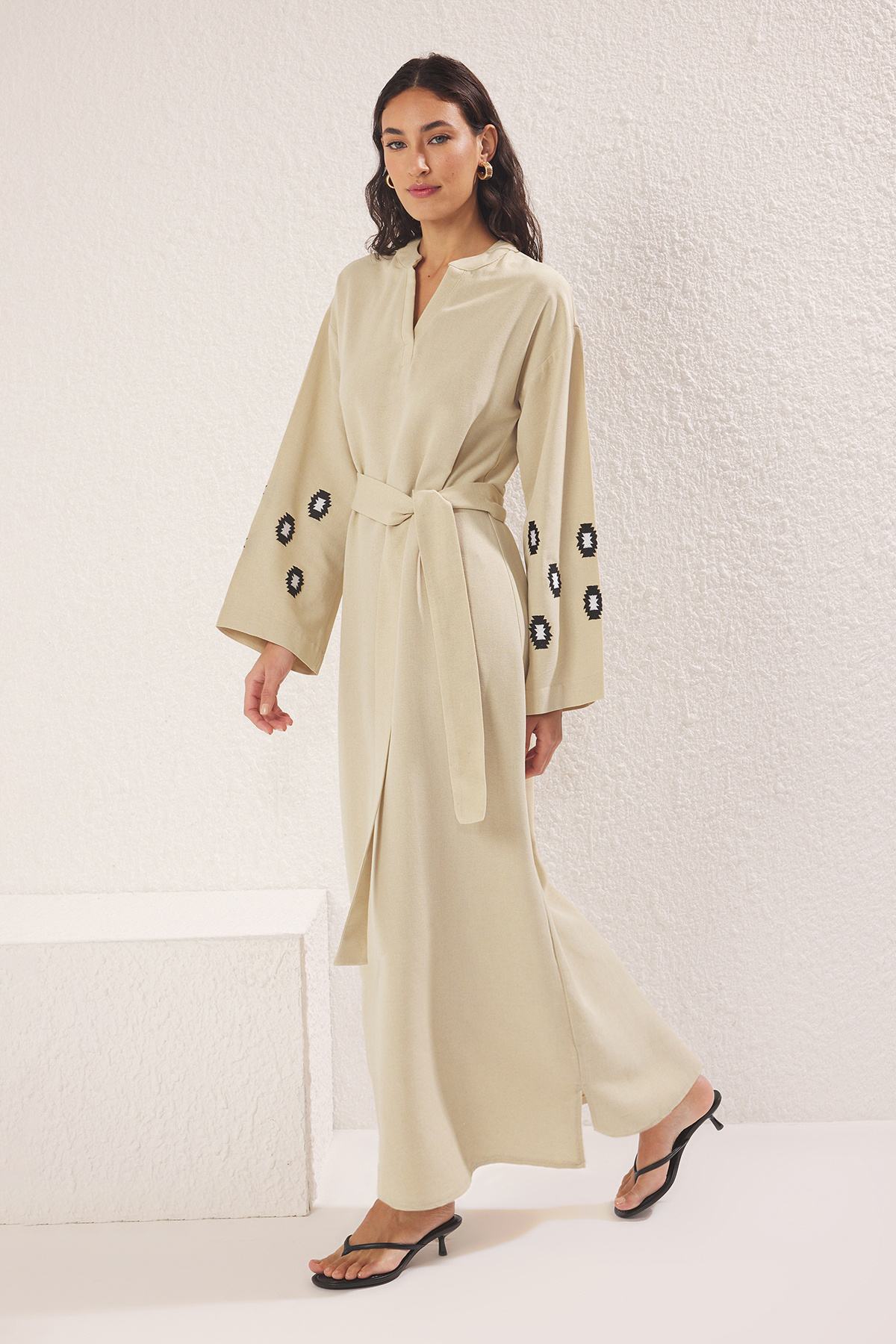 Trendyol Modest Beżowa, lniana sukienka z haftowanymi rękawami i tkanym kaftanem