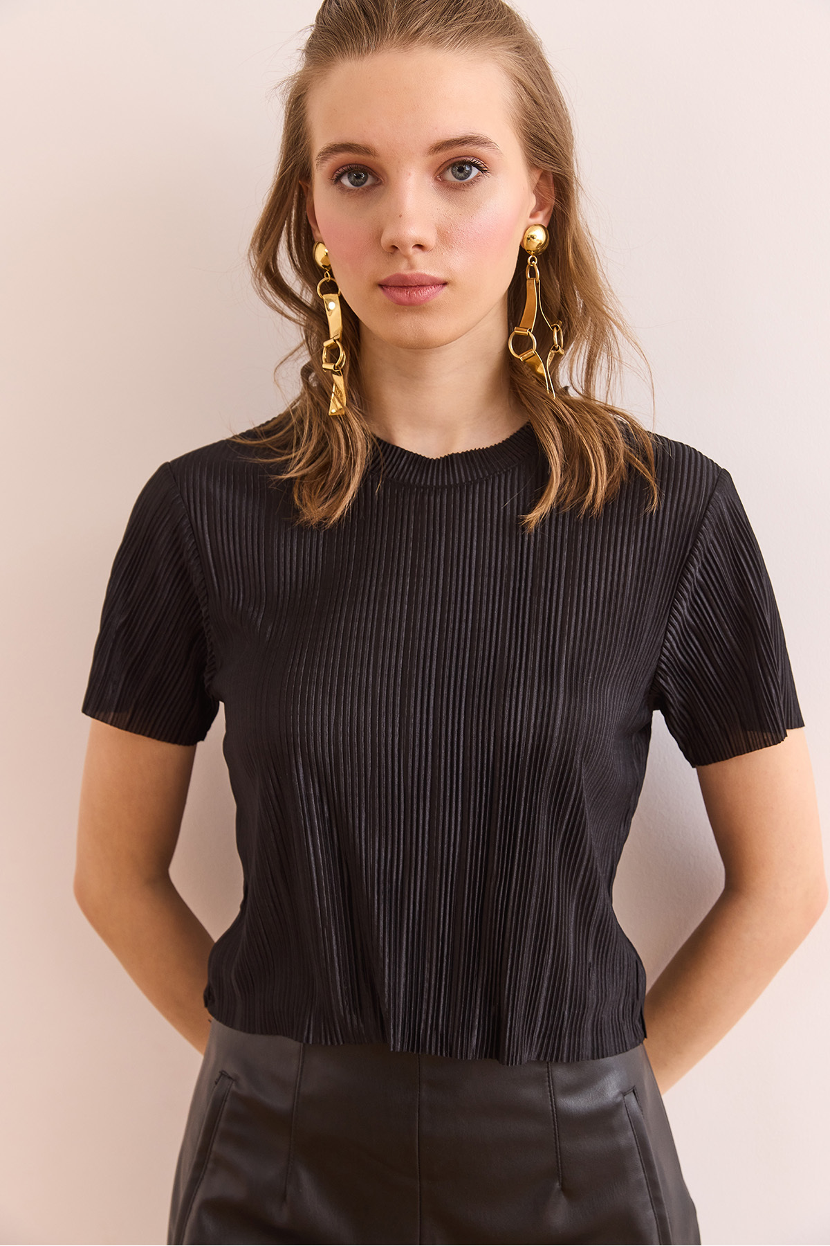 Olalook  Kadın Siyah Bisiklet Yaka Pilise Crop Bluz BLZ-19002901 - Görsel 2