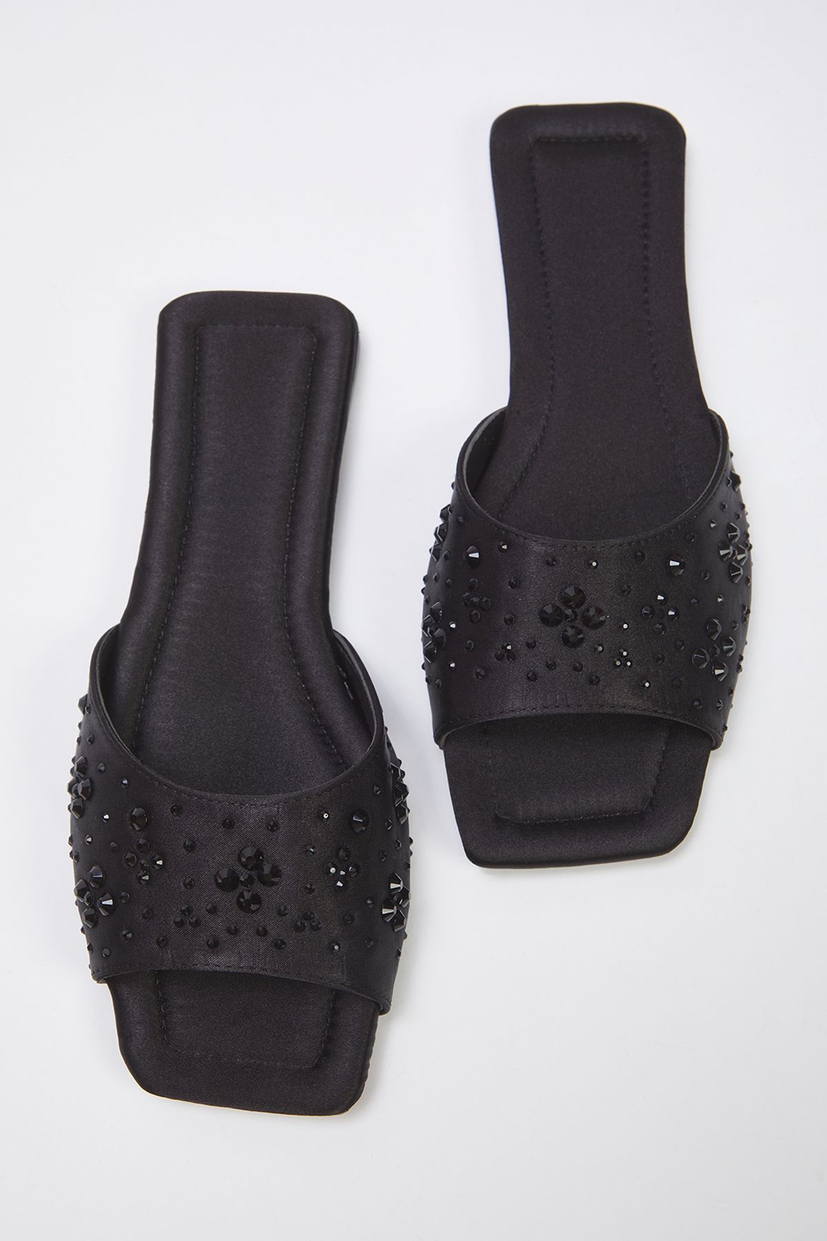 TRENDYOL SHOES-شبشب نسائي أنيق من الساتان الحجري الأسود TAKSS25TE00025 1