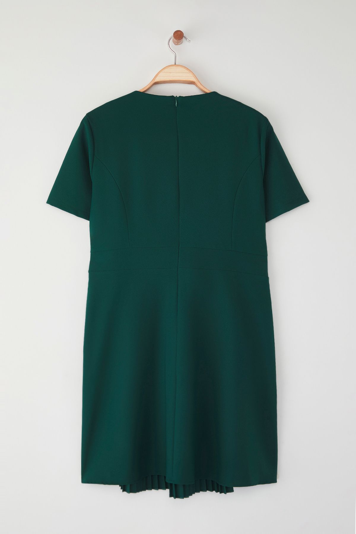 Trendyol Curve-Smaragdgrünes, kurzärmliges, gewebtes Minikleid in Übergröße TBBSS25AH00065 8