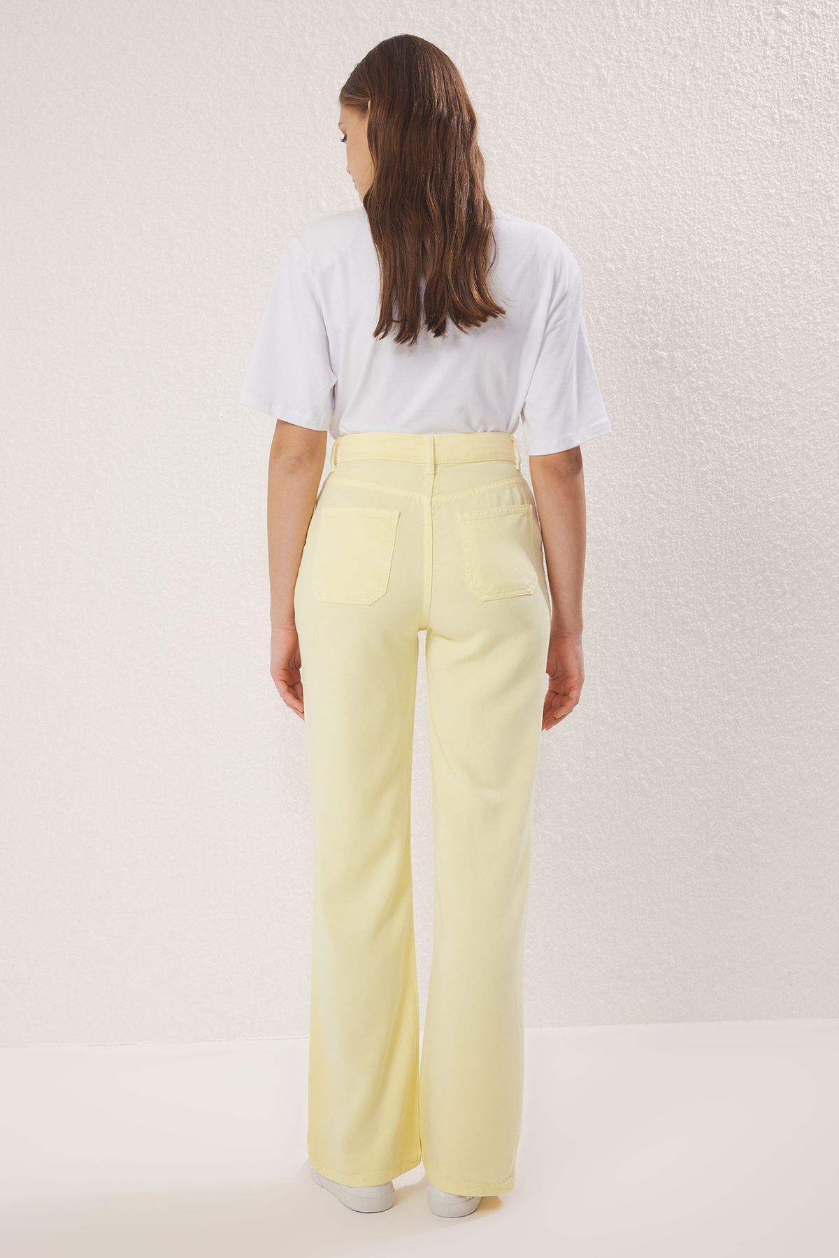 Trendyol Collection-Gelb Mehr langlebig 100% Tencel ™   Jeans mit niedriger Taille und weitem Bein 4