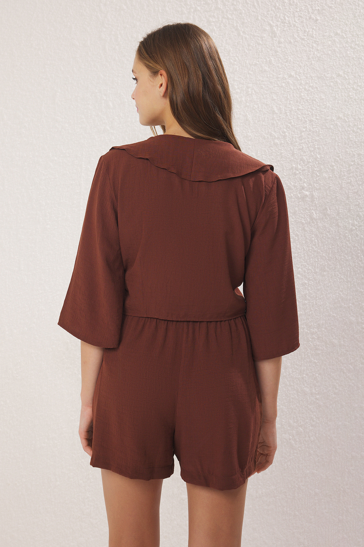 Trendyolmilla  Kahverengi Fırfırlı Krinkle Dokuma Bağlama Detaylı Bluz Şort Alt-Üst Takım TWOSS25AU00109 - Görsel 4