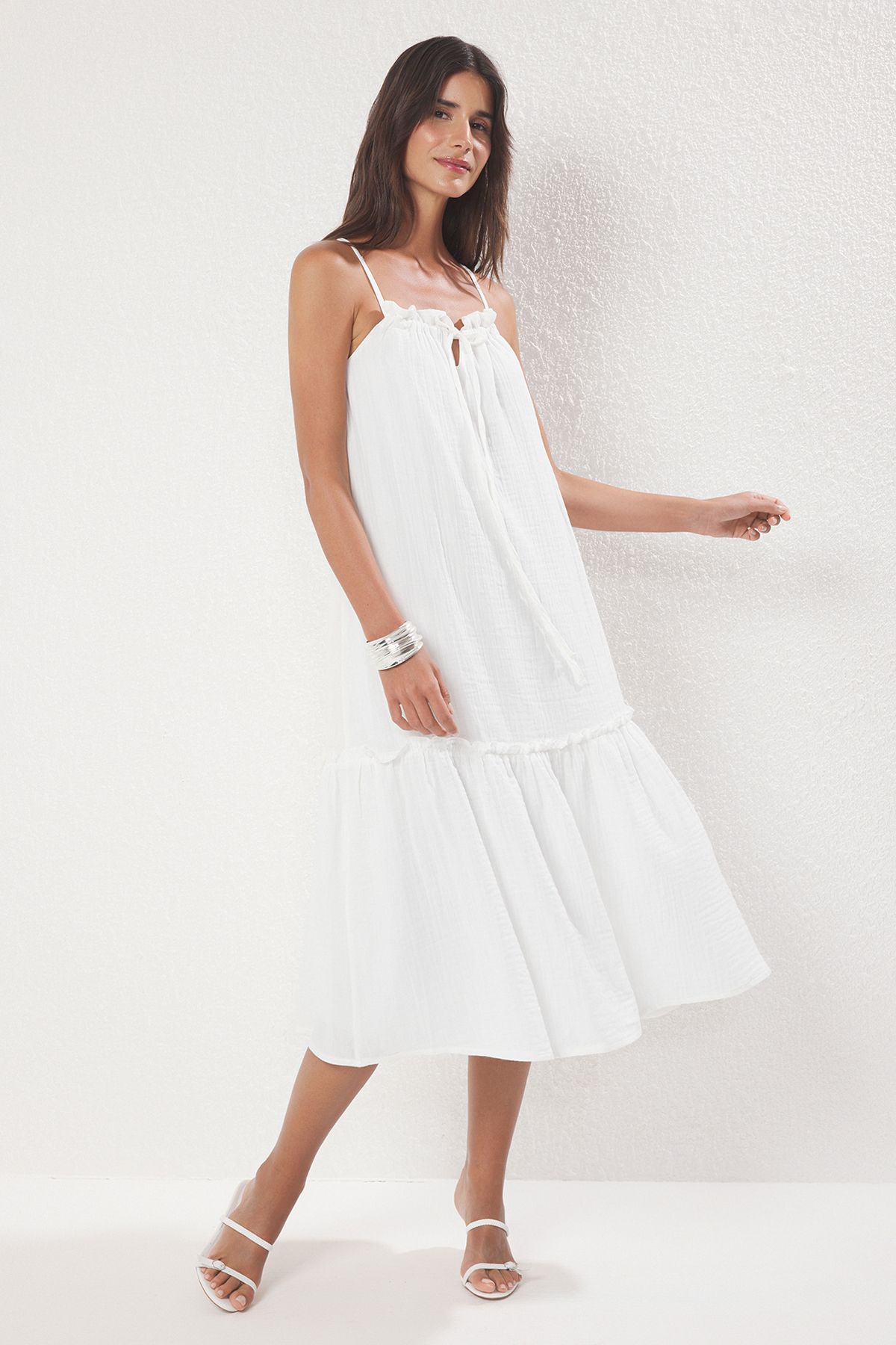 Trendyol Collection Biała Szeroka Sukienka Midi Z Muślinu Tkanego Z Wiązaniem Kobieta - 34