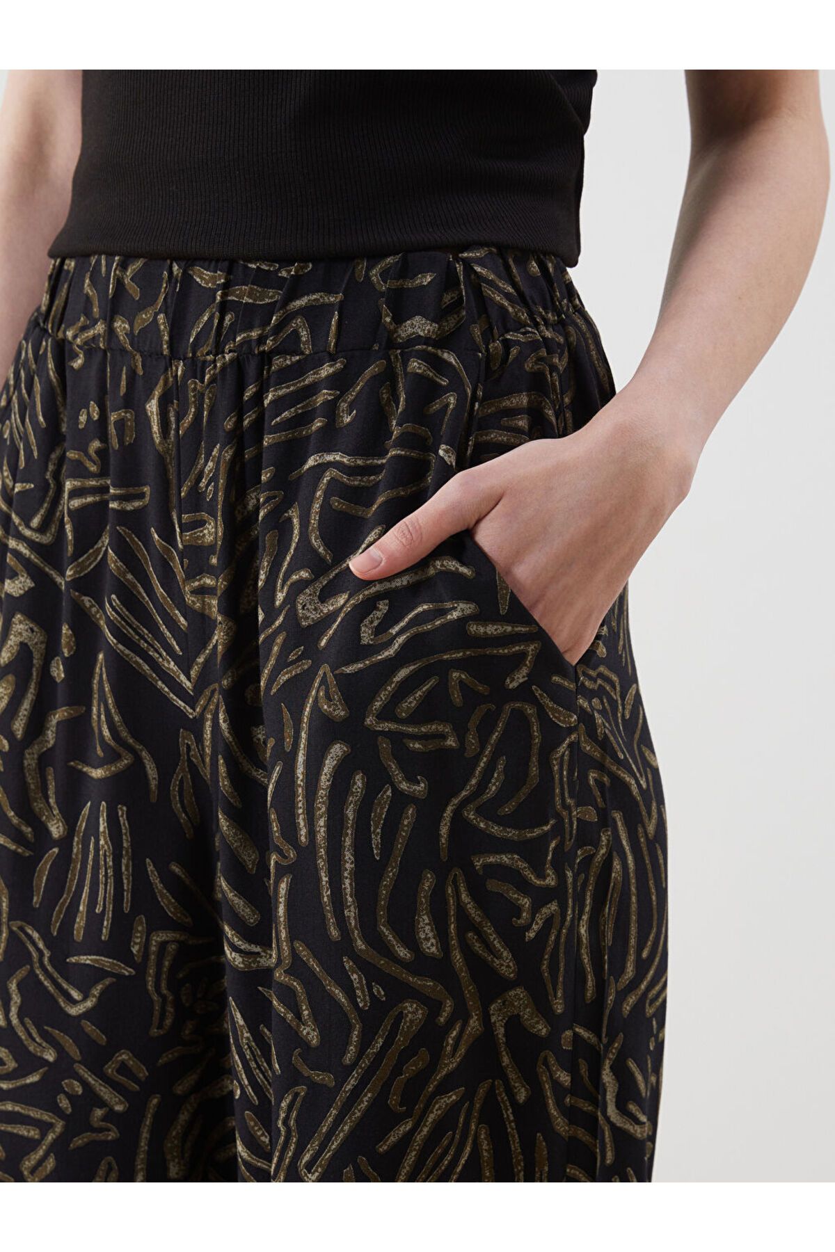LC Waikiki-Sparkling Selections from Shining Store |   Black Patterned Women's Capri with Elastic Waist 3