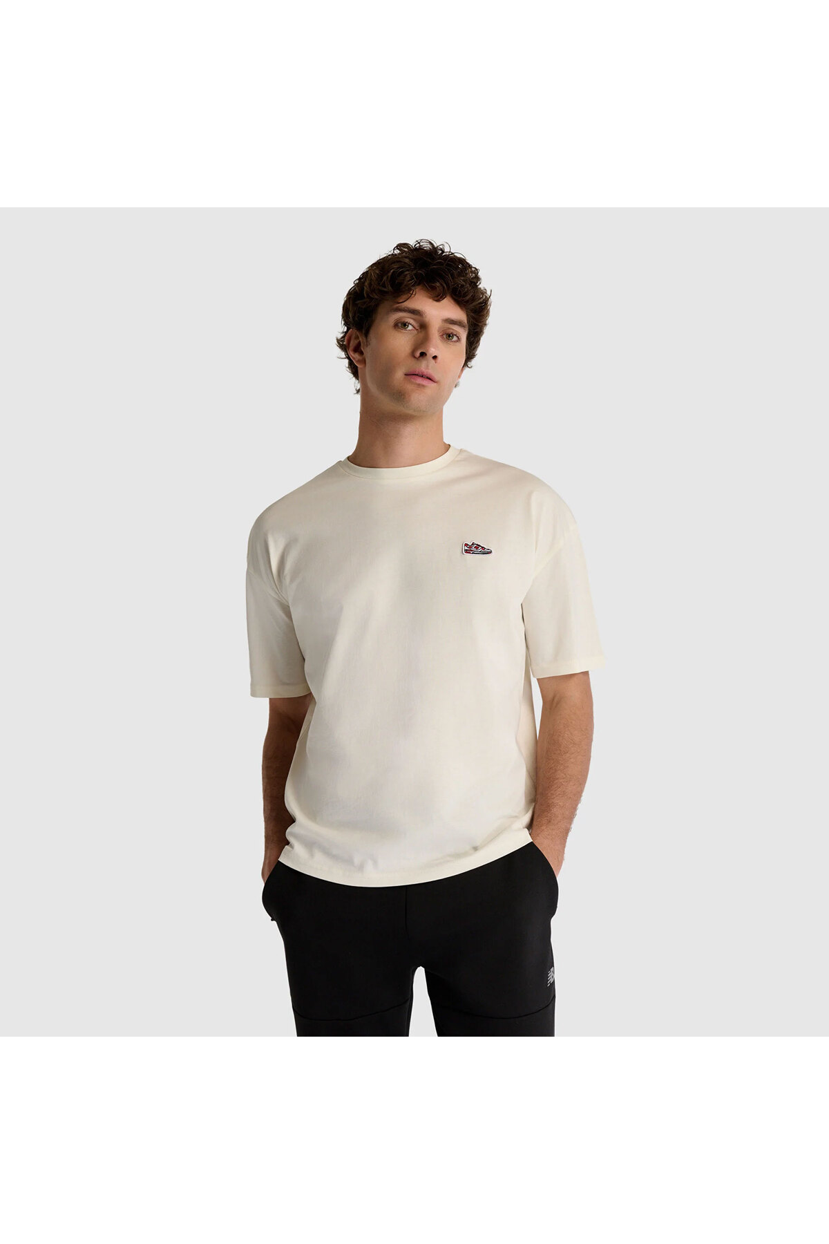 تی شرت آستین کوتاه زنانه طرح BLACK کد UNT1512-SST نیو بالانس تی شرت ورزشی New Balance