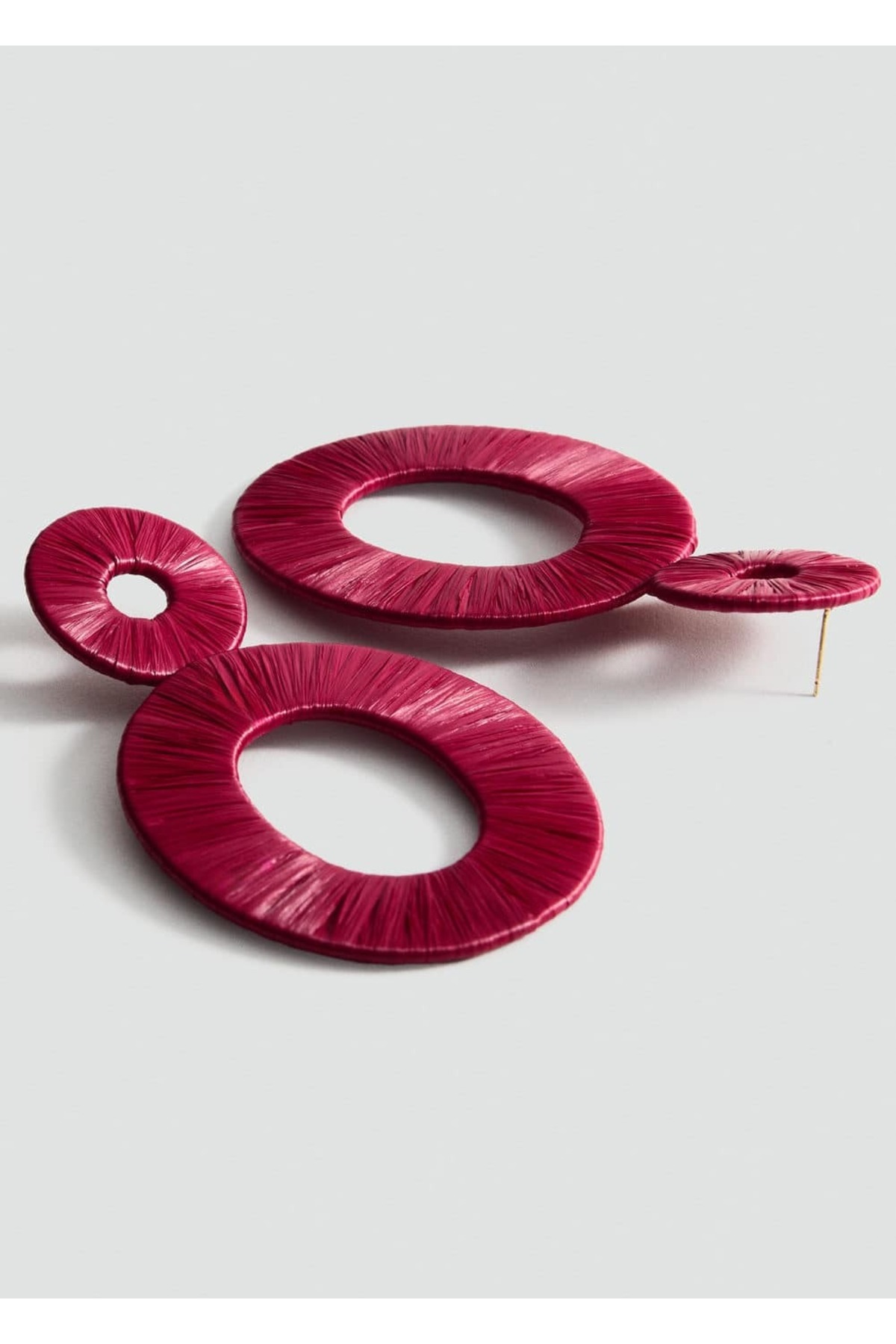 Doğal elyaftan yapılmış yuvarlak tasarım küpe