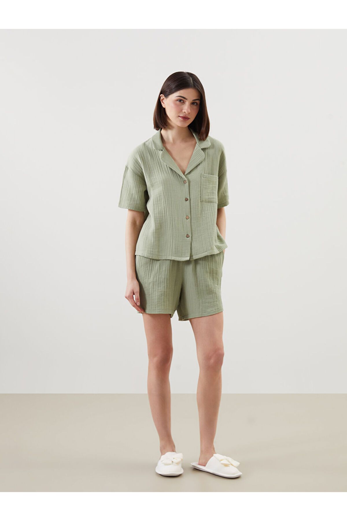 LC Waikiki Yeni Sezon Gomlek Yaka Kadin Sortlu Pijama Takimi - S5EP80Z8