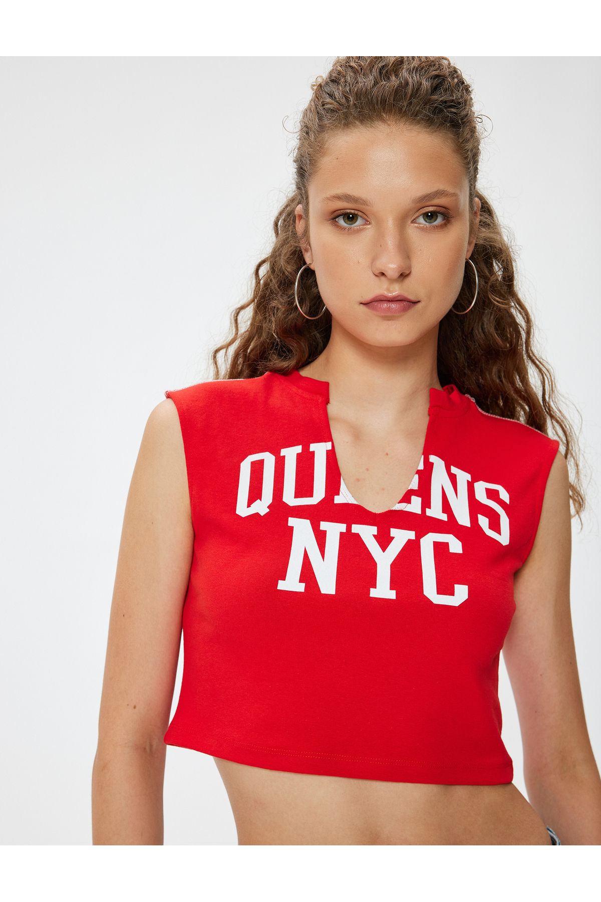 Koton Yeni Sezon Crop Üst V Yaka Slogan Baskılı Kolsuz Slim Fit